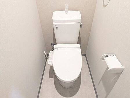 白を基調とした、清潔感のあるシンプルなデザインのトイレです。