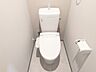 トイレ：白を基調とした、清潔感のあるシンプルなデザインのトイレです。