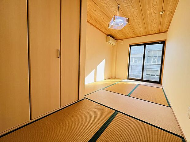 7.5帖の広い和室は1階にございます。ほっとする寛ぎの空間。来客時にも利用できる和室が一部屋あると重宝しますね。