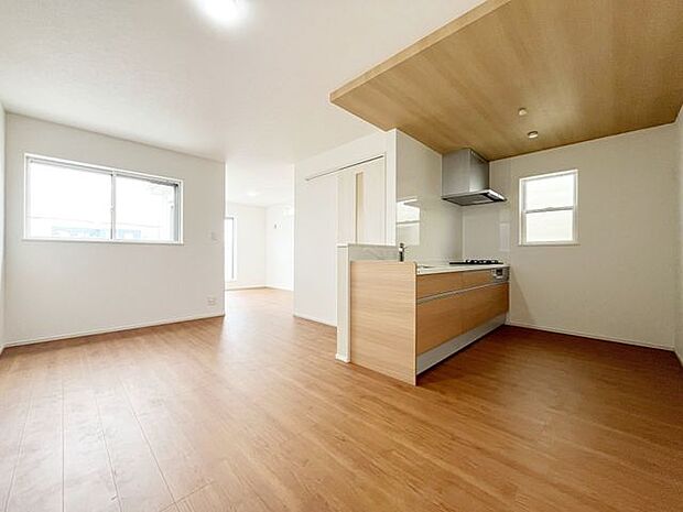 フローリングにはキズの付きにくい特殊塗装を採用し、内装やドアの仕上げは、堂々とした木目で、木の温もりを感じながらお過ごしいただけますね。