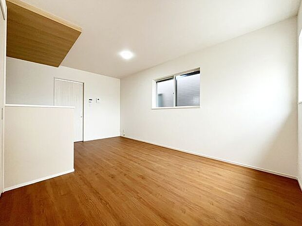 シンプルで美しいデザインのリビングは、お好みのインテリアにコーディネイトしやすく、家族がやすらぐ癒しの空間が作れますね。