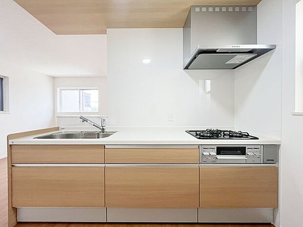 人工大理石カウンタートップ・ガラストップコンロを採用しており、お掃除ラクラク!奥様に嬉しい機能がたくさんついており、毎日のお料理も楽しくなりそうですね!
