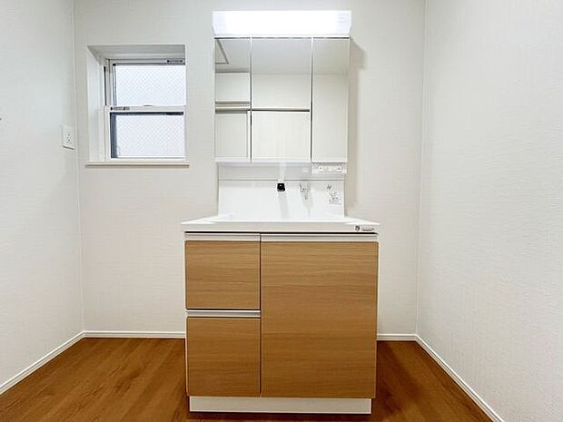 小窓付きの洗面室は、毎朝心地よい光を運んでくれるので、すがすがしい気持ちで1日をスタートできます!また、1坪以上の広い空間です!