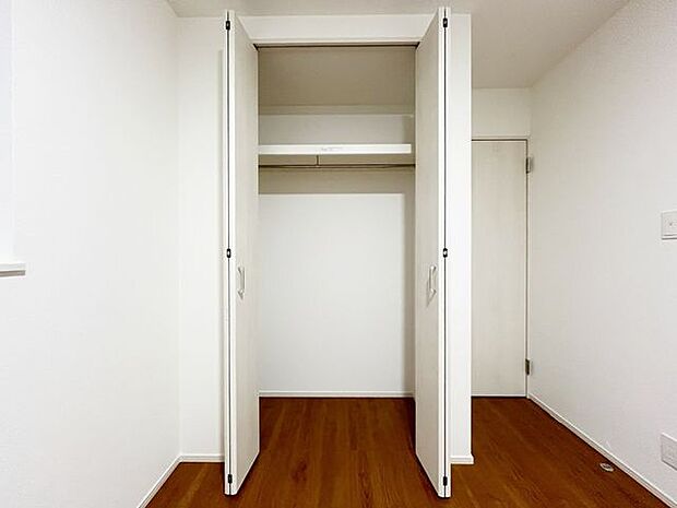 奥行きのあるクローゼットでたっぷり収納できますね