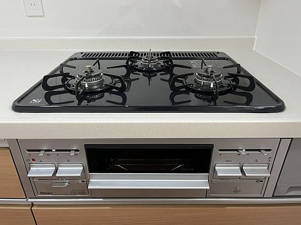 三口コンロで同時に複数の調理が可能です