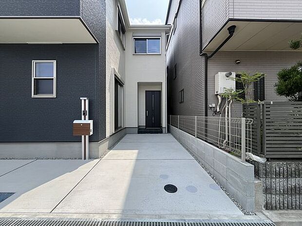 使いやすい駐車場で、家族全員が快適に利用できる空間です