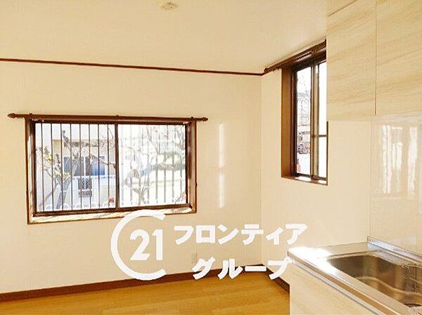 フローリングは、木目、色調など木材特有の風合いでナチュラルな美しさがありますね