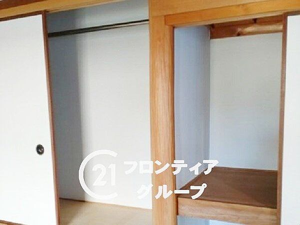 お洋服だけでなくお子様の玩具なども片づける事ができる大容量の収納スペースです。