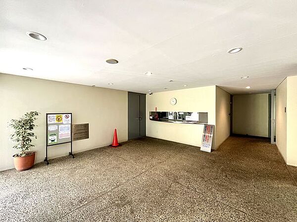 シンプルなロビーですが、住む人にとって居心地の良い空間を提供します
