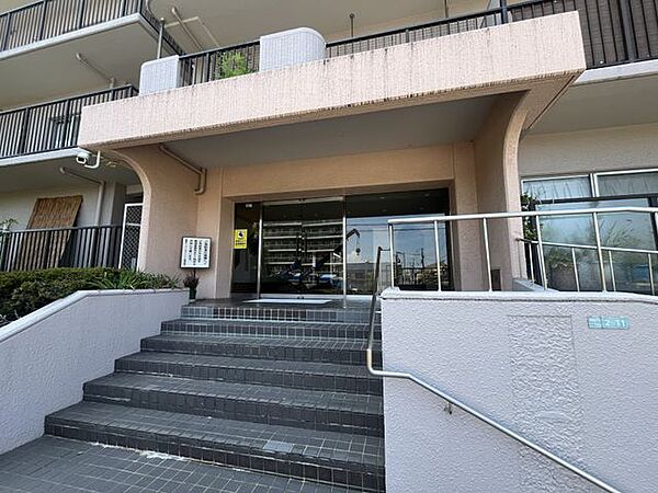緑があるエントランスは、訪れる人々に癒しを与えます。