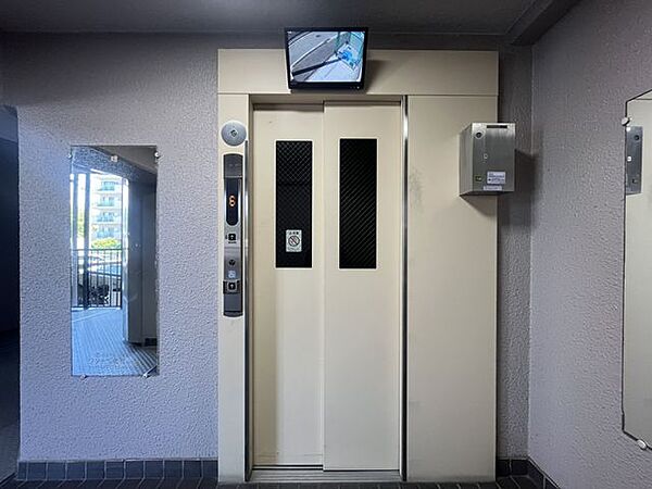 マンションのエントランスは、住まう方々を迎える洗練された空間です。日常の出入りを快適にするための工夫がされています。