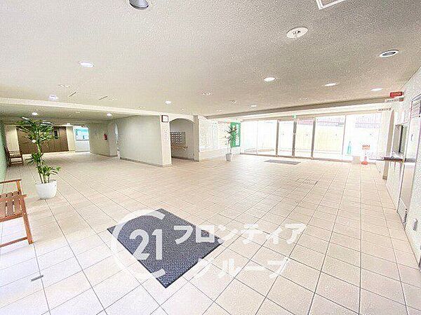 シンプルなロビーですが、住む人にとって居心地の良い空間を提供します