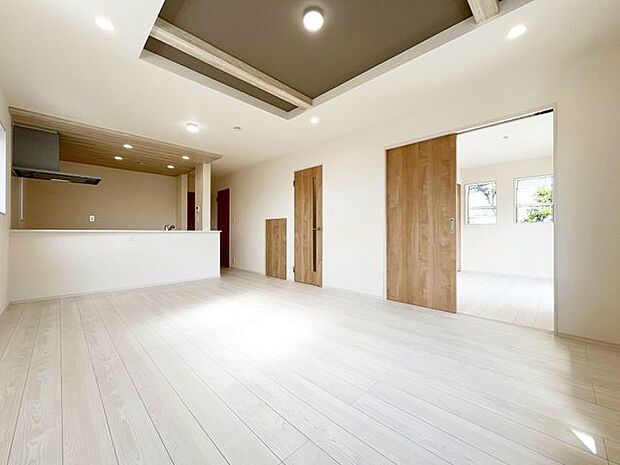 LDKには大きな窓からたくさんの光が入り、明るく、開放的な空間を演出してくれます。お友達が遊びに来た時も自慢のリビングになりますね！