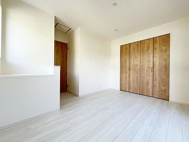 こちらのお部屋はバルコニーに面しており、日当たり、通風ともに良好です！お布団などもサッと干せて便利ですね！