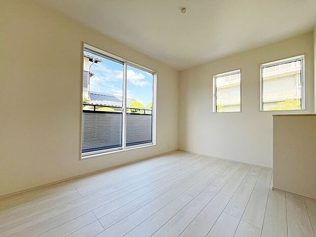 子ども部屋や寝室に用途多彩な明るい洋室