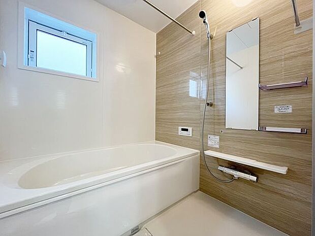無駄を無くした新形状でしっかり節水。くつろぎの入り心地を実現した『らくエコ浴槽』を採用！床はクリーン床を採用しており、お風呂掃除が楽に行えます。