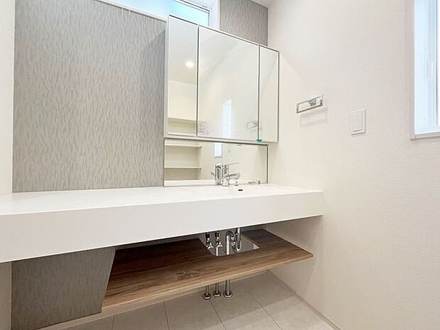 小窓付きの洗面室は、毎朝心地よい光を運んでくれるので、すがすがしい気持ちで1日をスタートできます！