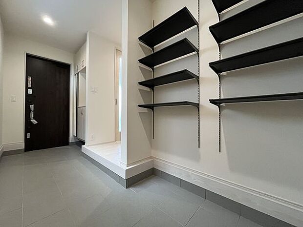 素敵なデザインの玄関ドアは、断熱性に優れた省エネ仕様