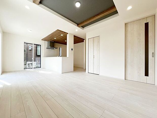 LDKには大きな窓からたくさんの光が入り、明るく、開放的な空間を演出してくれます。お友達が遊びに来た時も自慢のリビングになりますね！