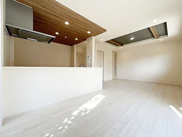 天井の中央部分を周囲より一段高くとった折上天井です。開放感があり、部屋が広く感じます！