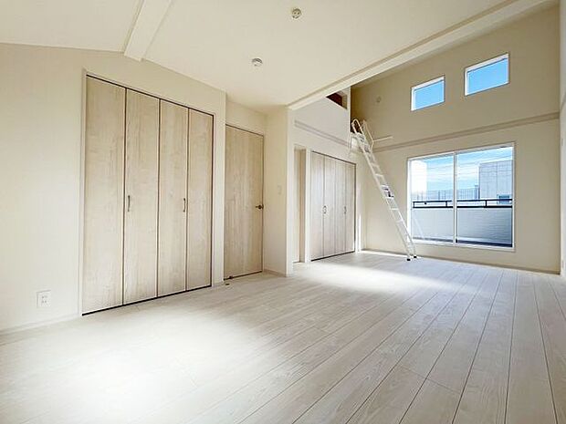 こちらのお部屋はバルコニーに面しており、日当たり、通風ともに良好です！お布団などもサッと干せて便利ですね！