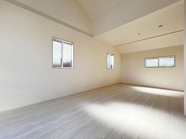 子ども部屋や寝室に用途多彩な明るい洋室