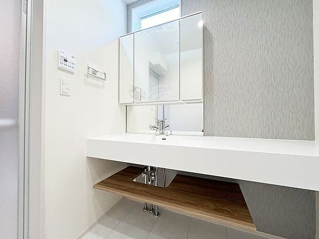 小窓付きの洗面室は、毎朝心地よい光を運んでくれるので、すがすがしい気持ちで1日をスタートできます！