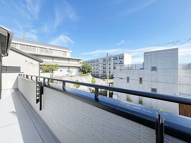 日当たりの良いバルコニーは、お洗濯が多いときも安心。たくさん干してもカラっと乾きそうです！