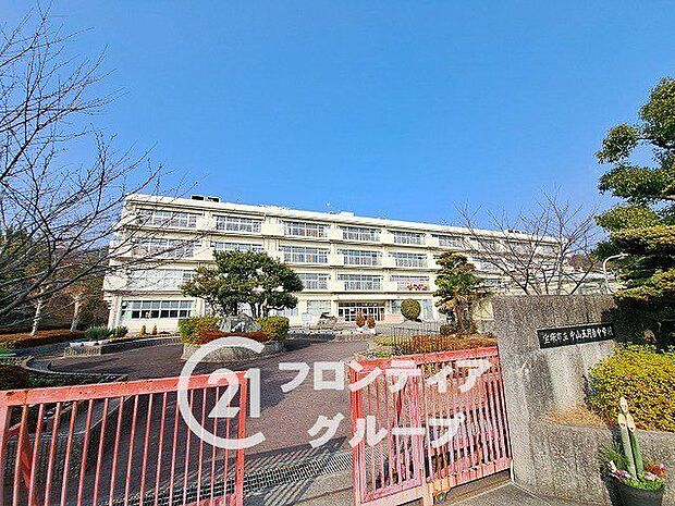 宝塚市立中山五月台中学校 徒歩11分。 850m