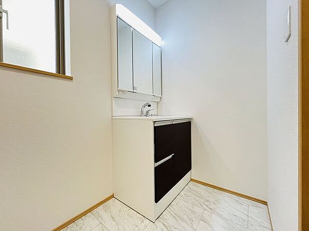 ハンドシャワー付き洗面化粧台。曇り止めヒーター付きミラーの内側にはたっぷりの収納がついており、スタイリング剤や歯ブラシなどもたっぷり収納可能です!