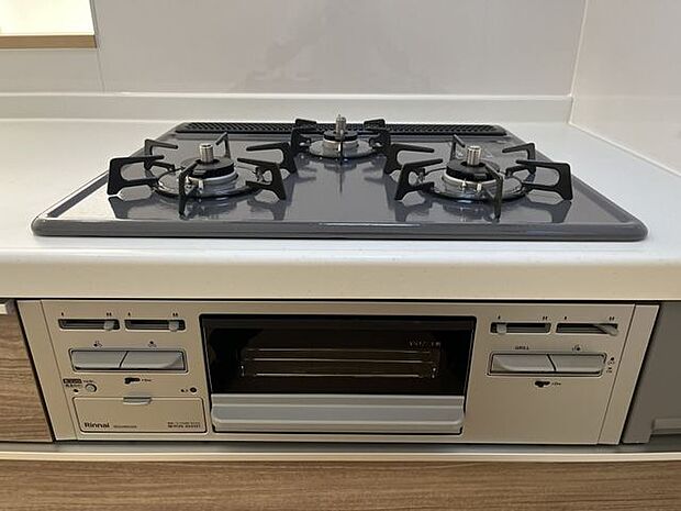 お手入れしやすい3口コンロ!お料理が楽しくなりそうですね