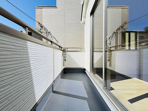 日当たりの良いバルコニーは、お洗濯が多いときも安心。たくさん干してもカラっと乾きそうです!