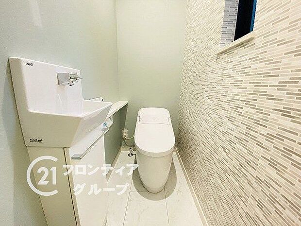 匂いがこもりがちなトイレも窓付きで換気ができますよ　白を基調とした、清潔感のあるシンプルなデザインのトイレです。