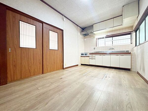 リビングは、家族や友人との時間を楽しむのに最適な広さです。快適な居住空間を提供します。