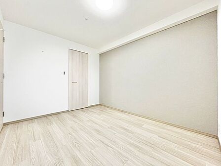 シンプルな洋室でお部屋のコーディネートが楽しめます。お好みのスタイルに彩ってお気に入りの空間にできますね