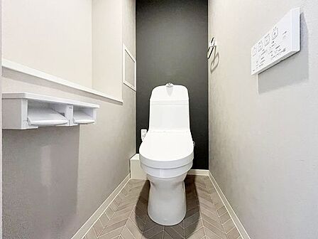白を基調とした、清潔感のあるシンプルなデザインのトイレです。