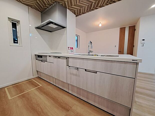 使い勝手の良いキッチンはお料理中もリビングに目が届いて安心