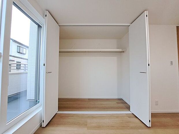 大きなクローゼットがあるのでお洋服やお布団も楽々収納できますね