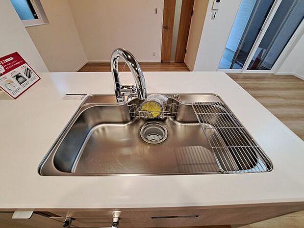 お鍋もスッポリ入る広々としたシンクはお食事後の片付けもスムーズ