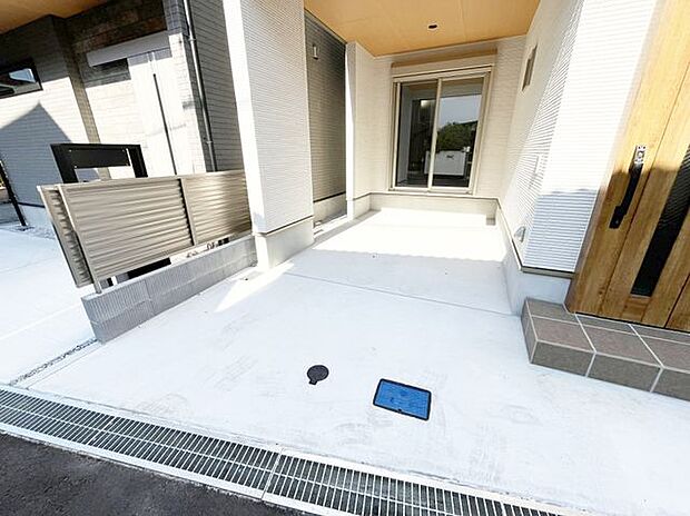 駐車場完備で、車をお持ちの方も安心して利用できる便利で快適な環境が整っており、日常の移動がスムーズです!。