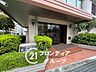 エントランス：自然光を取り入れた明るいデザインが特徴です。ガラス張りの壁面が開放感を演出し、居心地の良い空間を提供します。