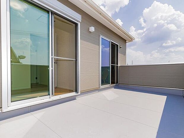 【施工例／バルコニー】おうちでBBQを楽しんだり家庭菜園やワンちゃんの日向ぼっこスペースとしても使え、ご家族の思い出づくりに＋αの働きをしてくれます