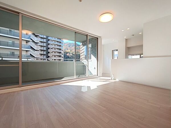 リフォーム済みのリビングは、洗練されたデザインと快適な空間が広がり、家族の集う場所にぴったりです！