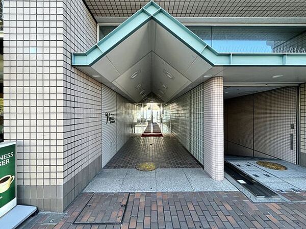 マンションのエントランスは、住まう方々を迎える洗練された空間です。日常の出入りを快適にするための工夫がされています。