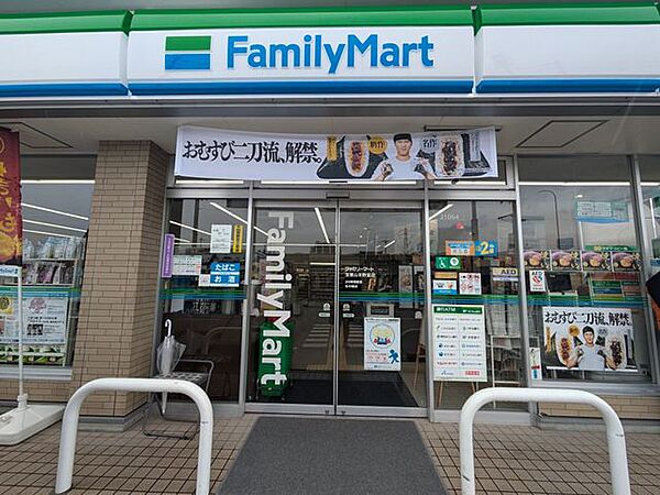 ファミリーマート宝塚山本野里店 徒歩10分。 740m