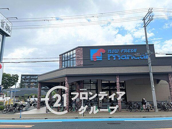 万代逆瀬川店 徒歩2分。生鮮食品から日用品まで揃い、急な買い足しにも安心の立地。徒歩で気軽に利用できるため、車に頼らず生活が整います。 360m