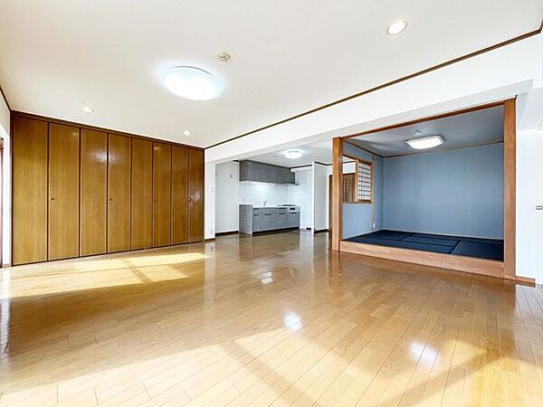 29帖LDKの広々空間。キッチンからお子様の様子も見ることができるのでお料理しながらお子さんの見守りも〇贅沢空間、一度内覧ください！