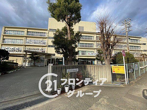 宝塚市立南ひばりガ丘中学校 徒歩11分。 840m