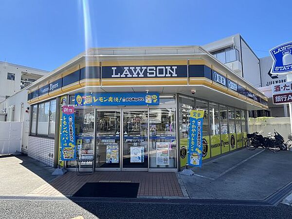 ローソン西宮甲子園九番町店 徒歩7分。 550m