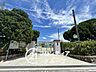 周辺：宝塚市立良元小学校 徒歩9分。通学しやすい距離にあり、毎日の登下校の負担が少なく、親御様も安心して送り出せる環境です。地域に見守られながら、のびのびと成長できる安心の教育環境が整っています 690m